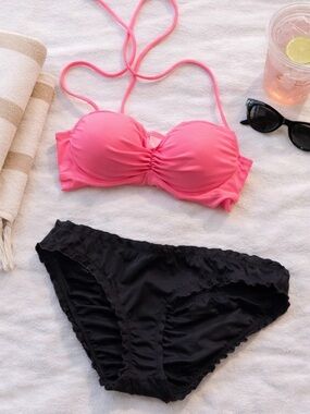 Victoria’s Secret Ruffle Bikini Set Pink Top Black Scrunch Cheeky Bottoms 32B/S💚